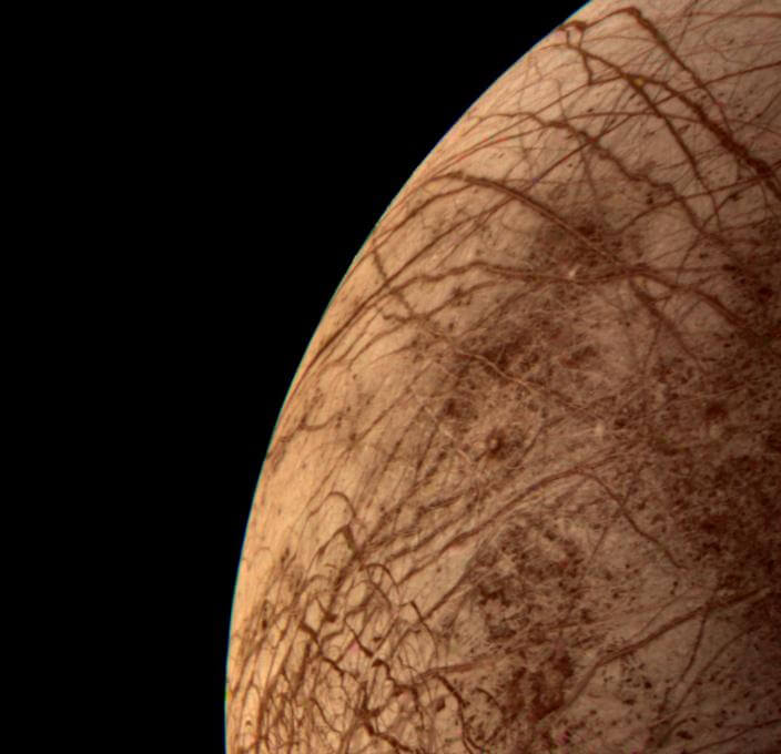 【▲ ボイジャー2号が撮影した木星の衛星エウロパ（Credit: NASA/JPL-Caltech）】