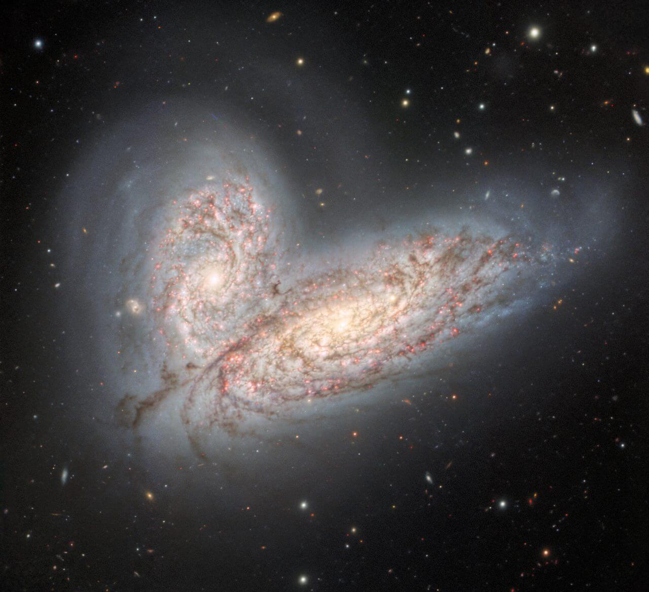 【▲ 相互作用銀河「NGC 4567」（左）と「NGC 4568」（右）（Credit: International Gemini Observatory/NOIRLab/NSF/AURA; Image processing: T.A. Rector (University of Alaska Anchorage/NSF's NOIRLab), J. Miller (Gemini Observatory/NSF's NOIRLab), M. Zamani (NSF’s NOIRLab) & D. de Martin (NSF’s NOIRLab)）】