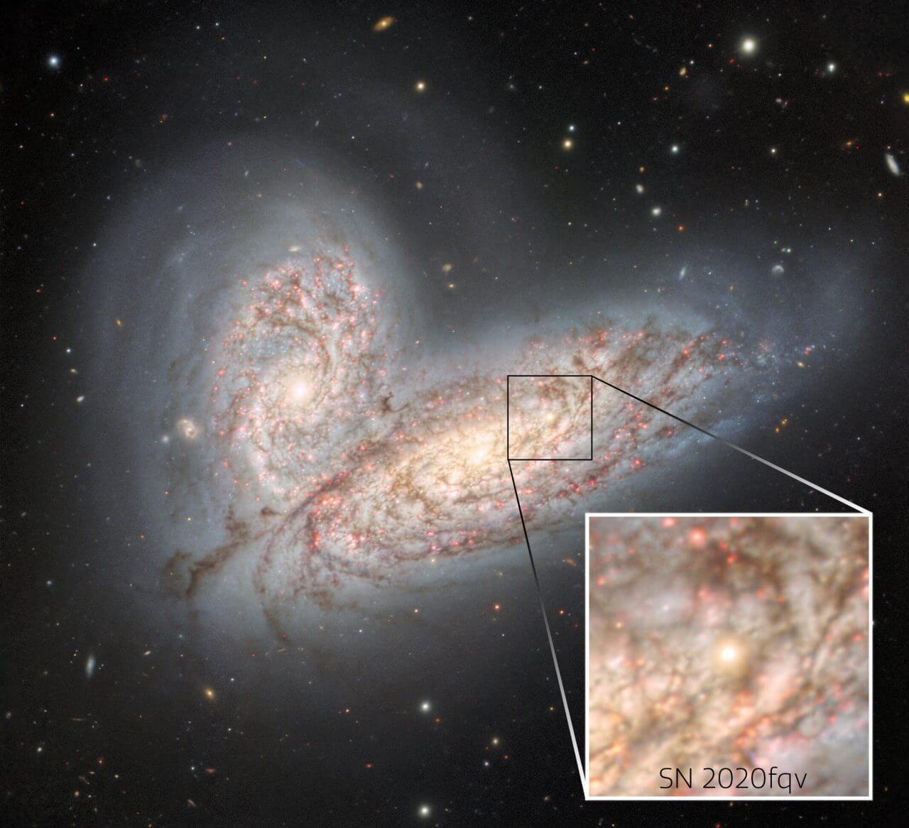 【▲ 相互作用銀河「NGC 4567」（左）と「NGC 4568」（右）、超新星「SN 2020fqv」付近の拡大図（右下）（Credit: International Gemini Observatory/NOIRLab/NSF/AURA; Image processing: T.A. Rector (University of Alaska Anchorage/NSF's NOIRLab), J. Miller (Gemini Observatory/NSF's NOIRLab), M. Zamani (NSF’s NOIRLab) & D. de Martin (NSF’s NOIRLab)）】