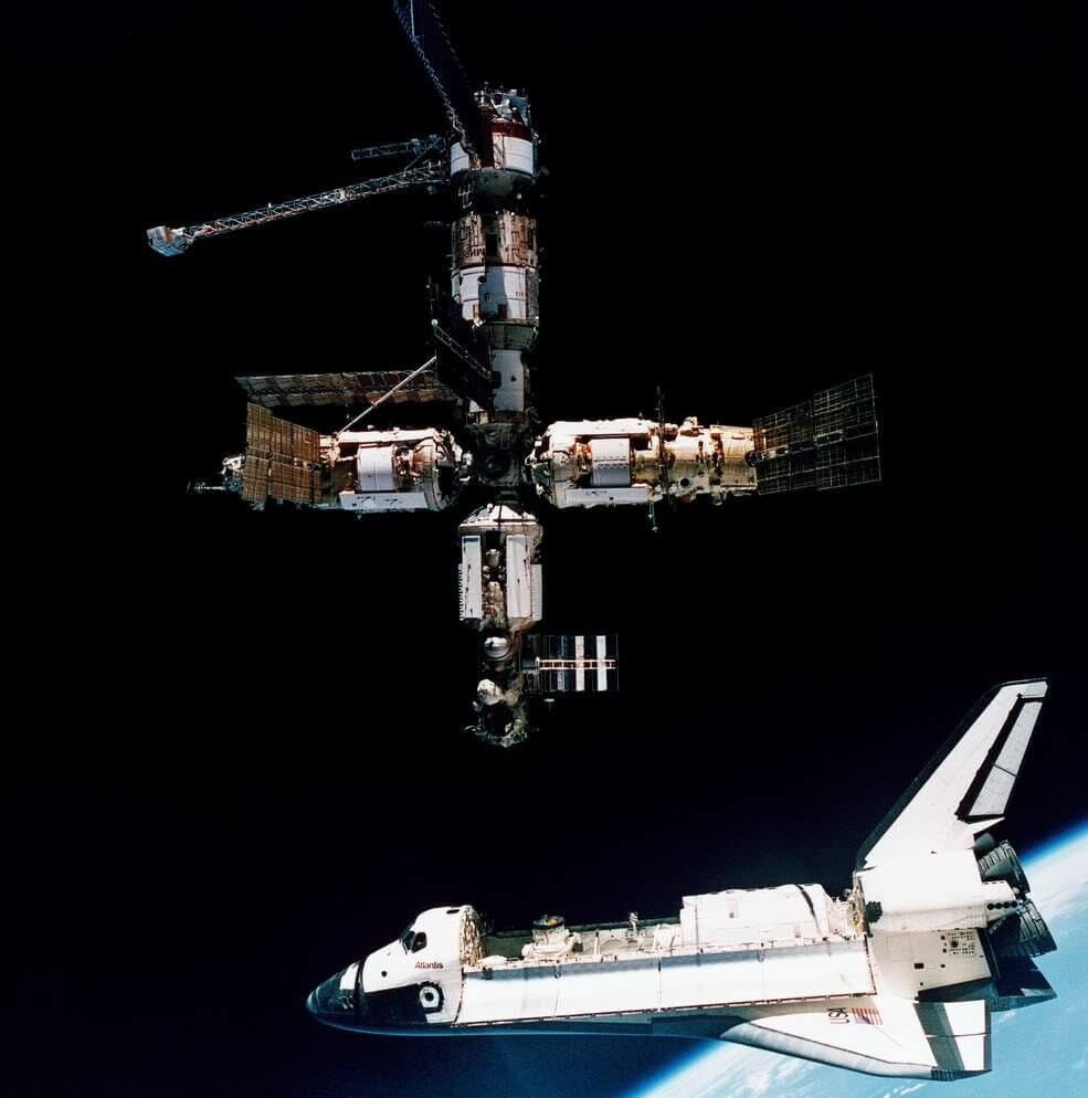 【▲ 参考画像：宇宙ステーション「ミール」から離れるスペースシャトル「アトランティス」（Credit: NASA）】