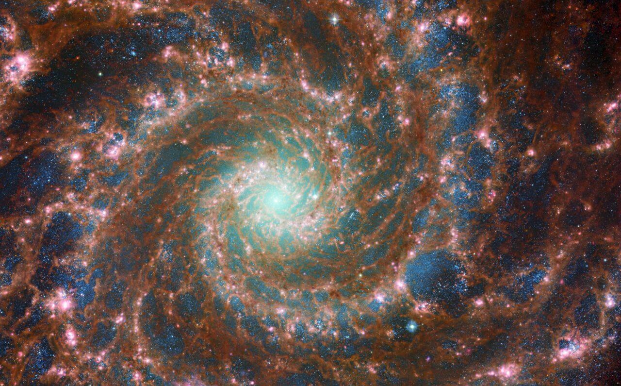 【▲ ハッブル宇宙望遠鏡とウェッブ宇宙望遠鏡が取得した画像をもとに作成された渦巻銀河「M74」の姿（Credit: ESA/Webb, NASA & CSA, J. Lee and the PHANGS-JWST Team; ESA/Hubble & NASA, R. Chandar; Acknowledgement: J. Schmidt）】