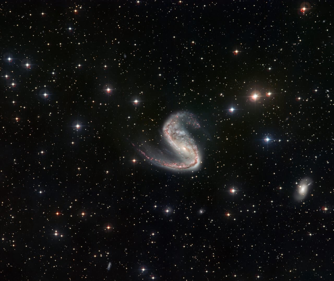 【▲ ラ・シヤ天文台のMPG/ESO 2.2m望遠鏡で撮影された渦巻銀河「NGC 2442」。2011年5月公開（Credit: ESO）】