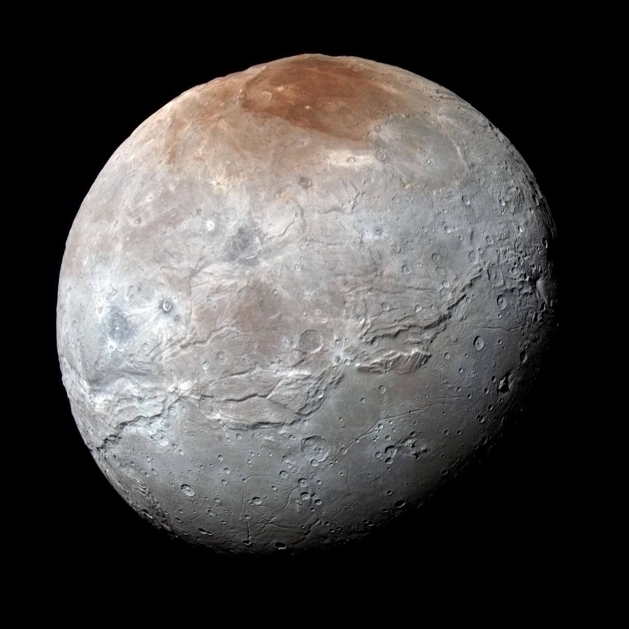 探査機ニュー・ホライズンズが撮影した冥王星の衛星「カロン」【今日の宇宙画像】