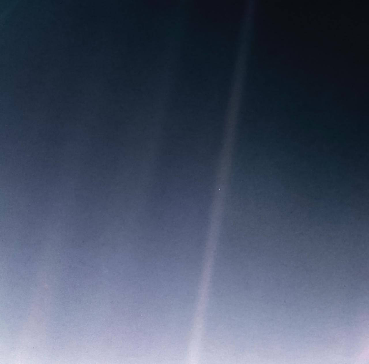 60億km離れた点のような地球「ペイル・ブルー・ドット」　ボイジャー1号が撮影【今日の宇宙画像】