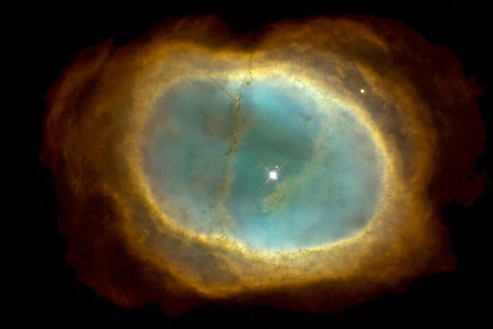 【▲「NGC 3132」の最終的に決定した地球的なイメージの配色。イエローストーン国立公園にある「グランド・プリズマティック・スプリング（Grand Prismatic Spring）」の鮮やかな水色の藻類の画像に酷似しているとのこと（Credit: Hubble Space Telescope）】