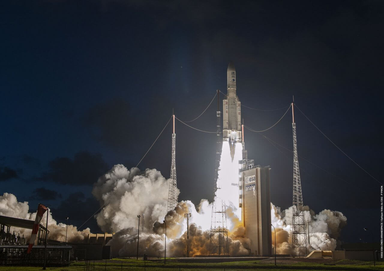 【▲ ギアナ宇宙センターから打ち上げられた「アリアン5」ロケット（Credit: ESA）】
