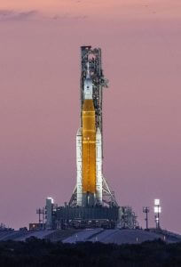 NASA月探査計画「アルテミス1」ロケットを組立棟へ戻す作業開始、ハリケーン接近のおそれ