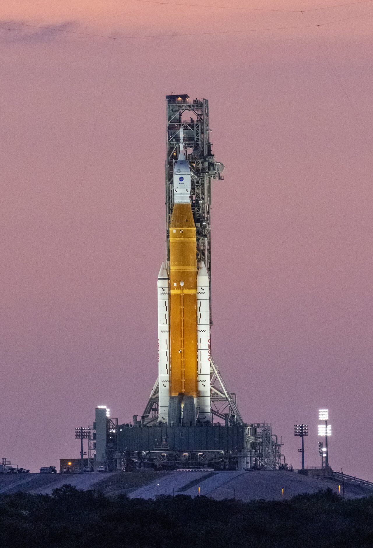 【▲ ロールバックの準備が進むケネディ宇宙センター39B射点の新型ロケット「SLS」。現地時間2022年9月26日撮影（Credit: NASA/Keegan Barber）】