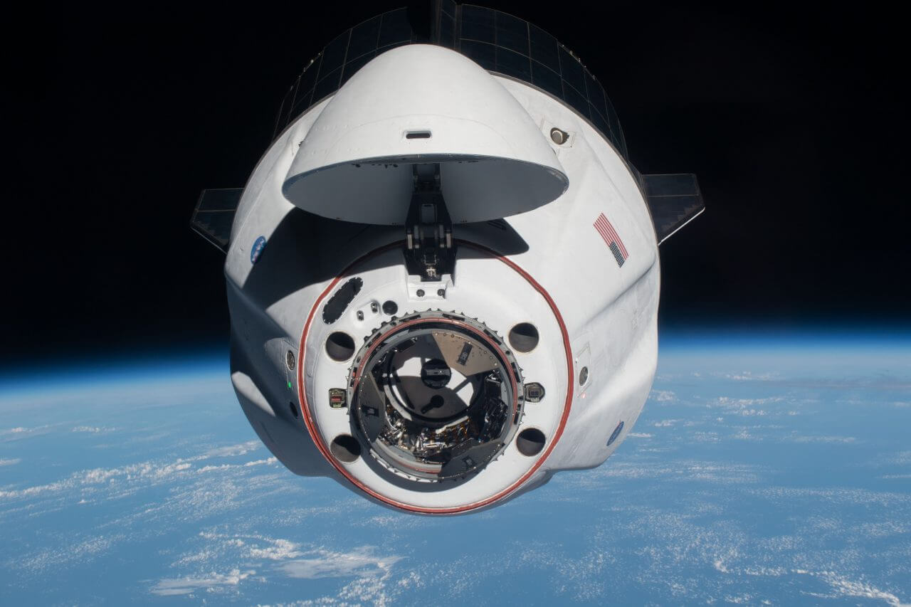 【▲ 国際宇宙ステーションに接近する有人宇宙船「クルードラゴン」エンデバー。2021年4月24日撮影（Credit: NASA）】