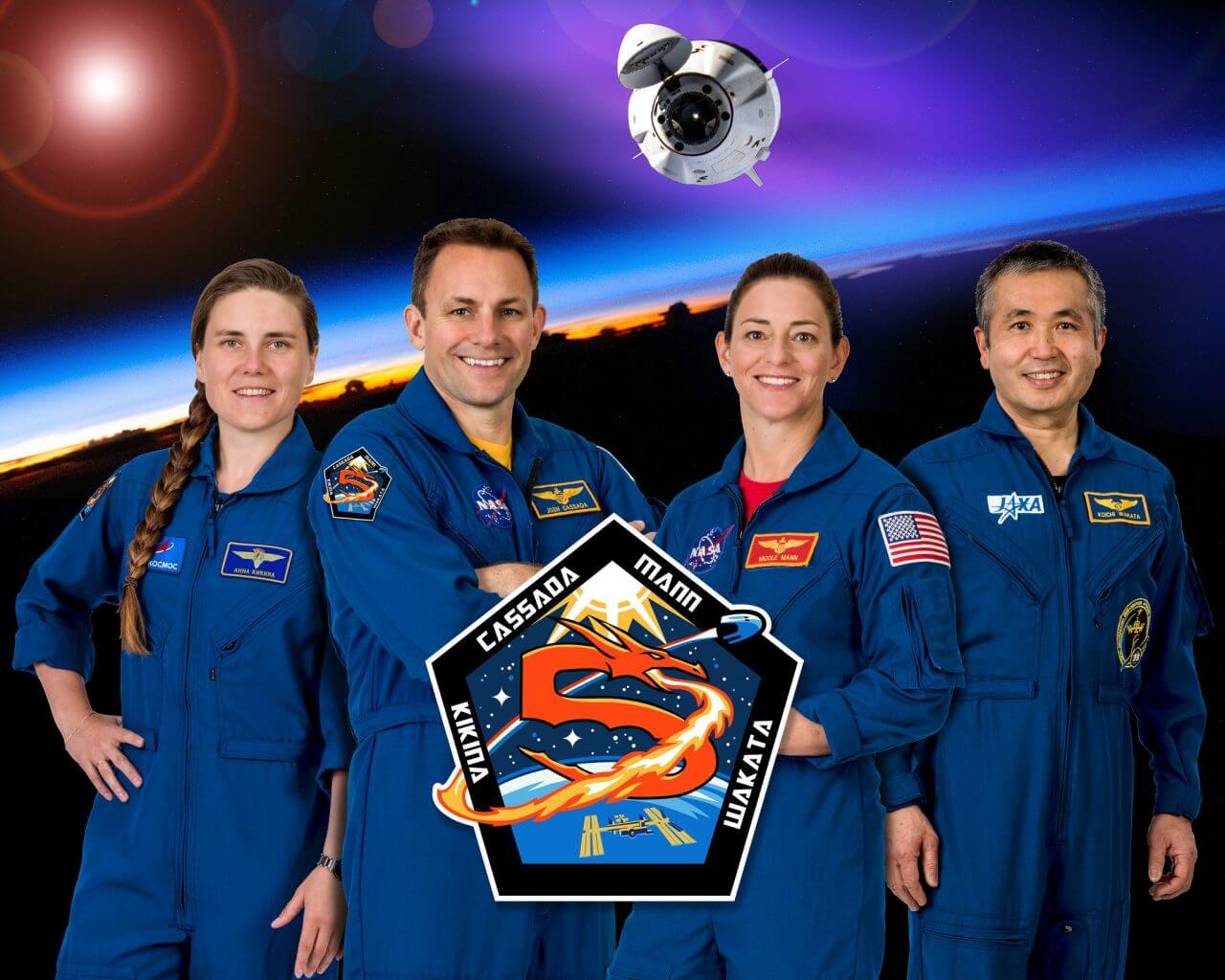 【▲ Crew-5のミッションロゴと4名の宇宙飛行士たち。左から：アンナ・キキナ飛行士、ジョシュ・カサダ飛行士、ニコール・マン飛行士、若田光一飛行士（Credit: NASA/JSC）】