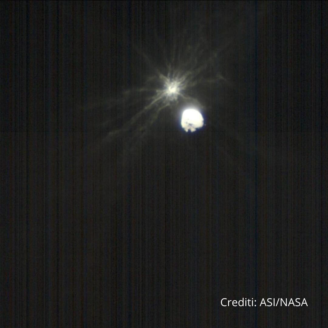 【▲ ASIの小型探査機「LICIACube」が撮影したディモルフォスへのDART探査機衝突時の様子（Credit: ASI/NASA）】