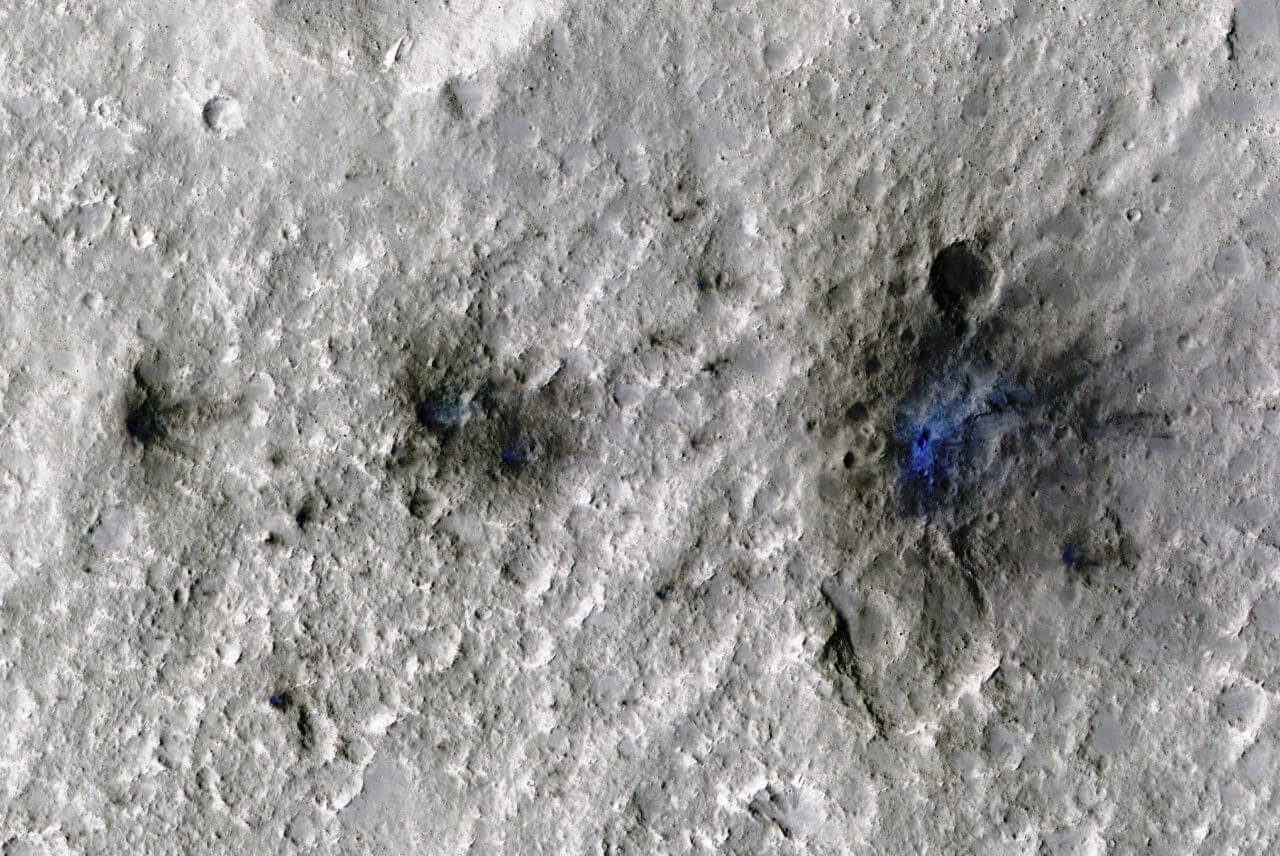 【▲ NASAの火星探査機「MRO」によって撮影された3つのクレーター。形成されたのは2021年9月5日のことで、隕石衝突時の地震波と音波を同じくNASAの火星探査機「インサイト」が検出した（Credit: NASA/JPL-Caltech/University of Arizon）】