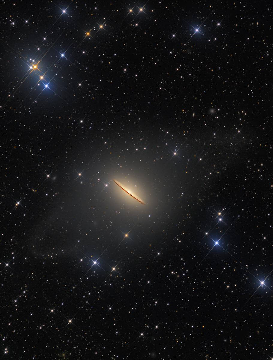 【▲ Astronomy Photographer of the Year 2022「Galaxies」部門優勝作品「Majestic Sombrero Galaxy」（Credit: Utkarsh Mishra, Michael Petrasko, Muir Evenden）】