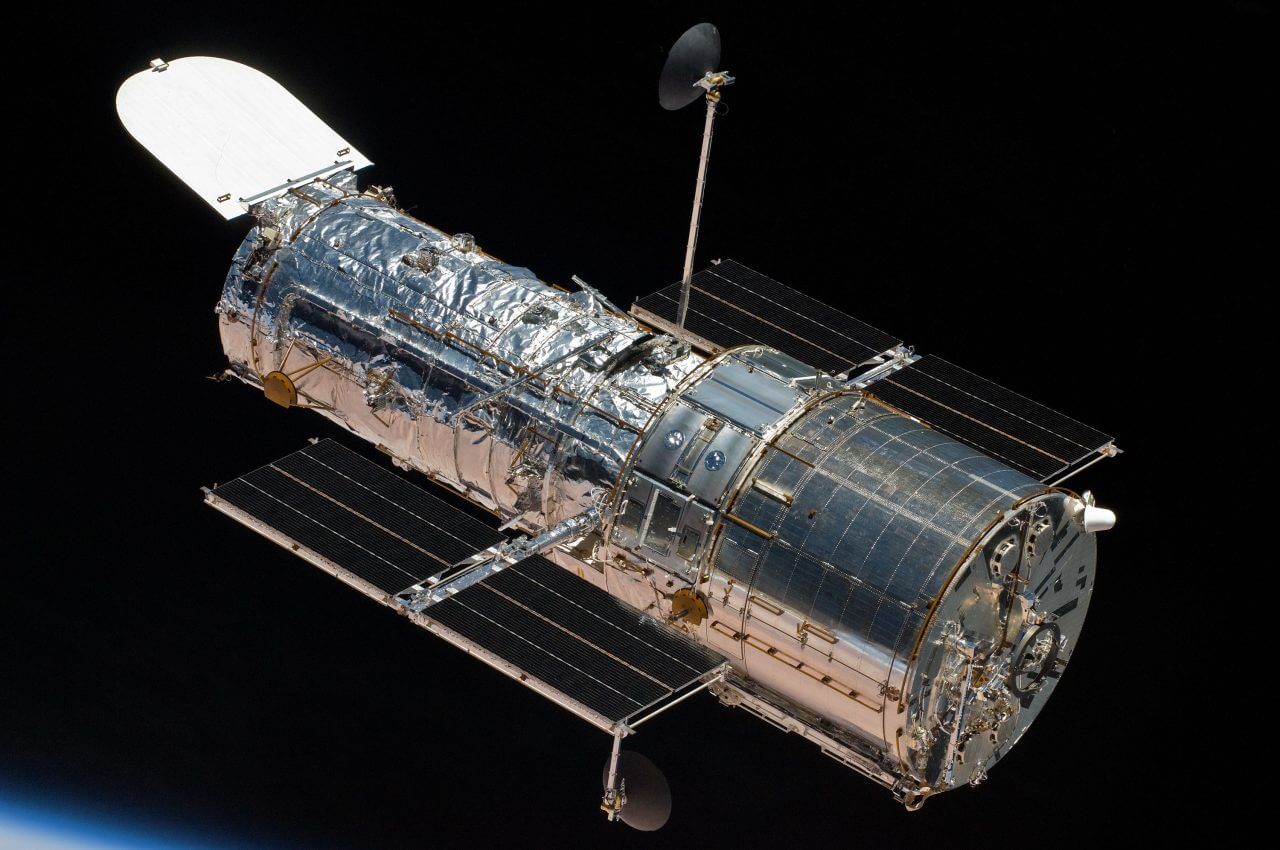 【▲ スペースシャトル「アトランティス」から撮影されたハッブル宇宙望遠鏡。2009年5月19日撮影（Credit: NASA）】