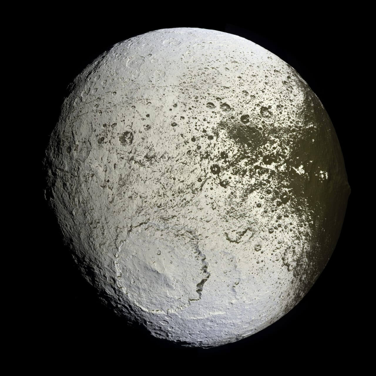 【▲ 土星探査機カッシーニが撮影したイアペトゥス。2007年9月撮影（Credit: NASA/JPL/Space Science Institute）】