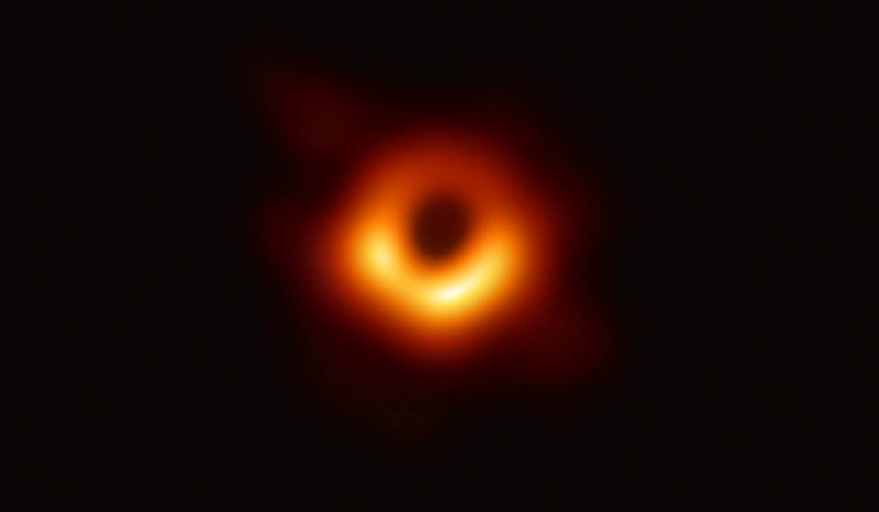 【▲ 楕円銀河「M87」の中心にある超大質量ブラックホールの画像。2019年4月公開（Credit: EHT Collaboration）】