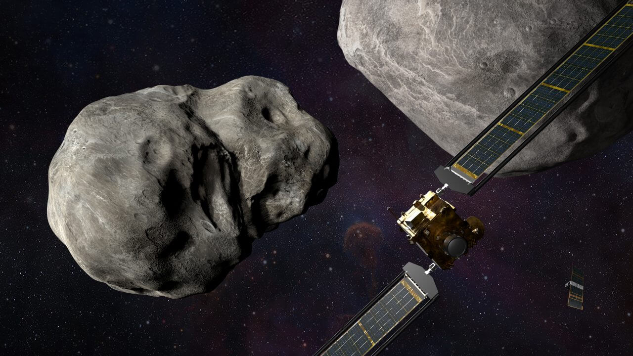 【▲ 小惑星ディディモス（右上）の衛星ディモルフォス（左）へ接近した探査機「DART」の想像図。右下に描かれているのは衝突前に分離される小型探査機「LICIACube」（Credit: NASA/Johns Hopkins APL/Steve Gribben）】