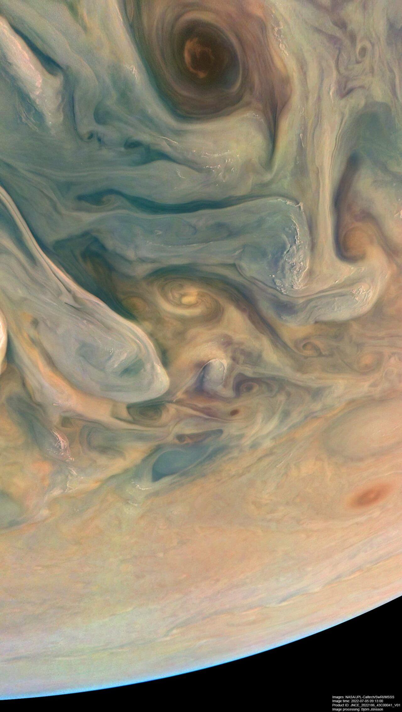 【▲ 木星探査機「ジュノー」が2022年7月5日のフライバイ時に撮影した木星の北半球（色を強調したバージョン）（Credit: Image data: NASA/JPL-Caltech/SwRI/MSSS; Image processing by Björn Jónsson）】