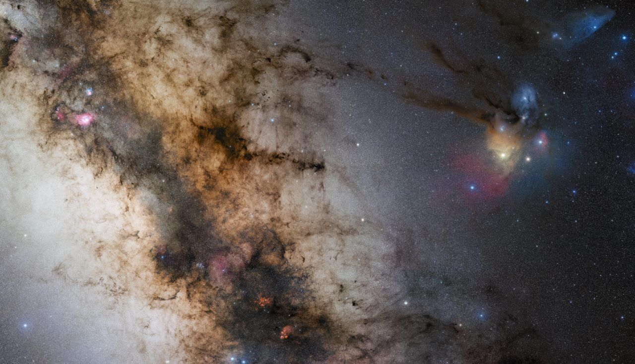 【▲ 暗黒星雲が連なる天の川銀河中心方向の天の川（左）と、へびつかい座ロー分子雲（右）（Credit: ESO/S. Guisard）】
