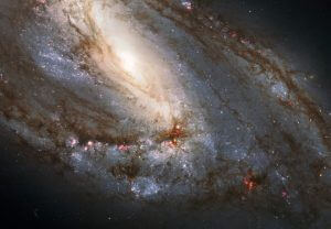 しし座の三つ子銀河「M66」をクローズアップ。ハッブル宇宙望遠鏡の画像を振り返る