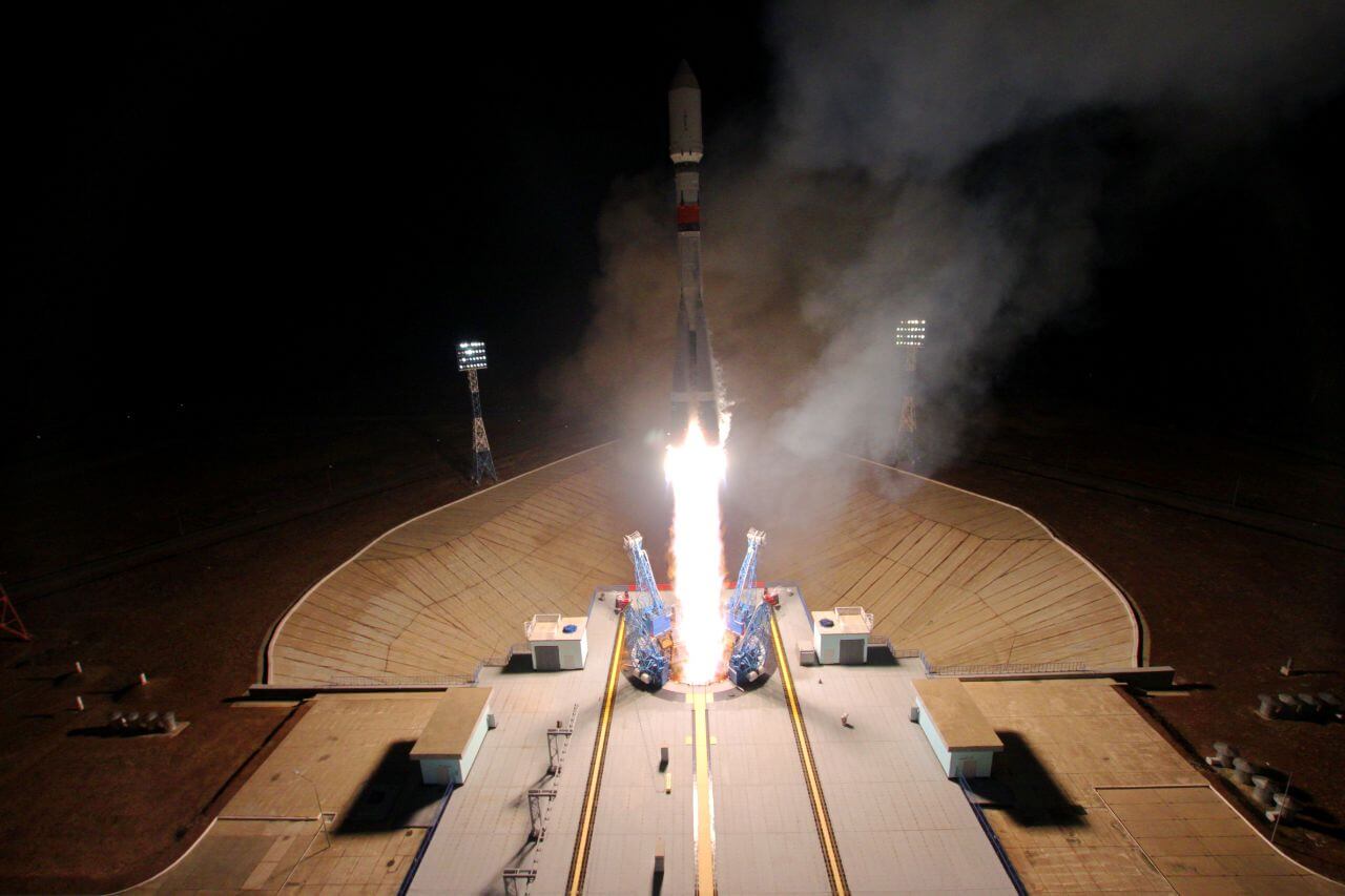 【▲ 「ゴネツM」 3機と「スキフD」を搭載した「ソユーズ2.1b」ロケットの打ち上げ（Credit: Roscosmos）】