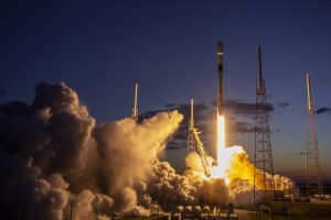 スペースX、インテルサットの通信衛星2機を打ち上げ　ファルコン9の第1段機体は14回目の飛行
