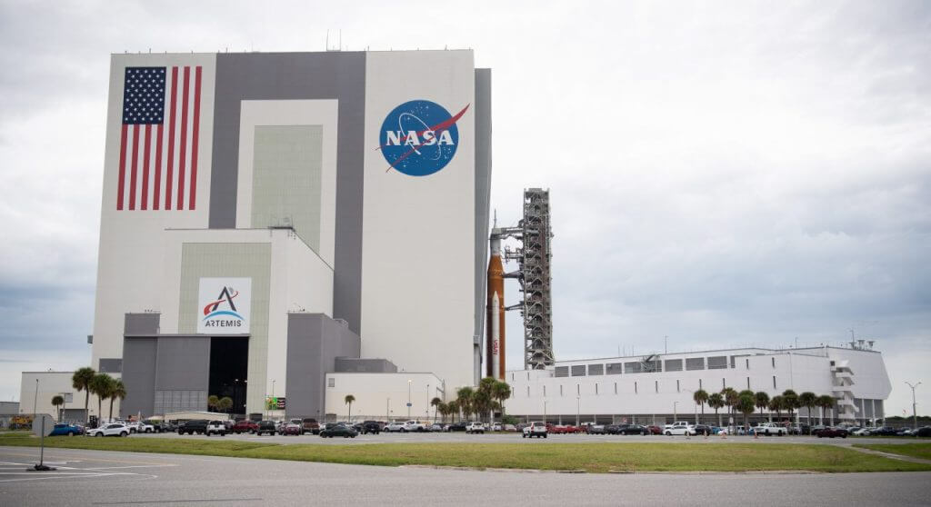 【▲ ハリケーンの接近を受けてロケット組立棟にロールバックされたNASAの新型ロケット「SLS」初号機。現地時間2022年9月27日撮影（Credit: NASA/Joel Kowsky）】