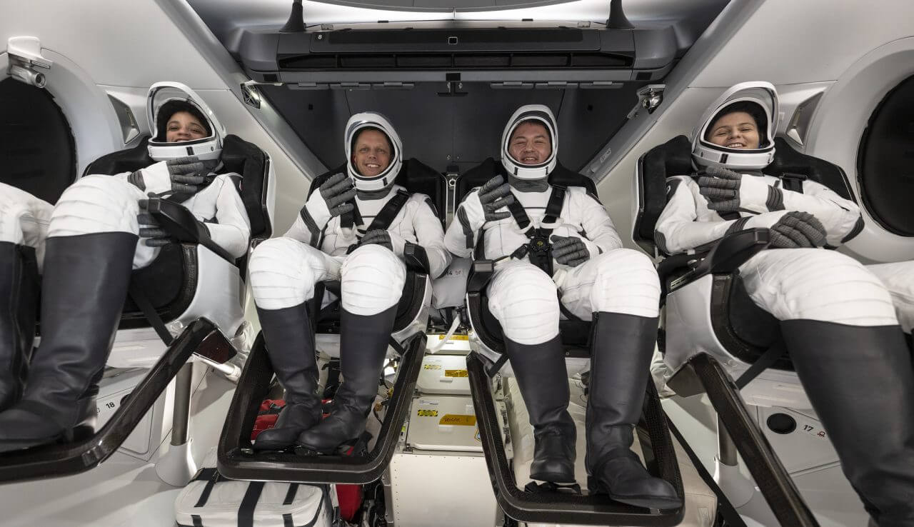 【▲ クルードラゴン「フリーダム」で帰還したCrew-4の宇宙飛行士たち。左から：ワトキンス飛行士、ハインズ飛行士、リングリン飛行士、クリストフォレッティ飛行士。スペースXの回収船「メーガン」の船上にて現地時間2022年10月14日撮影（Credit: NASA/Bill Ingalls）】