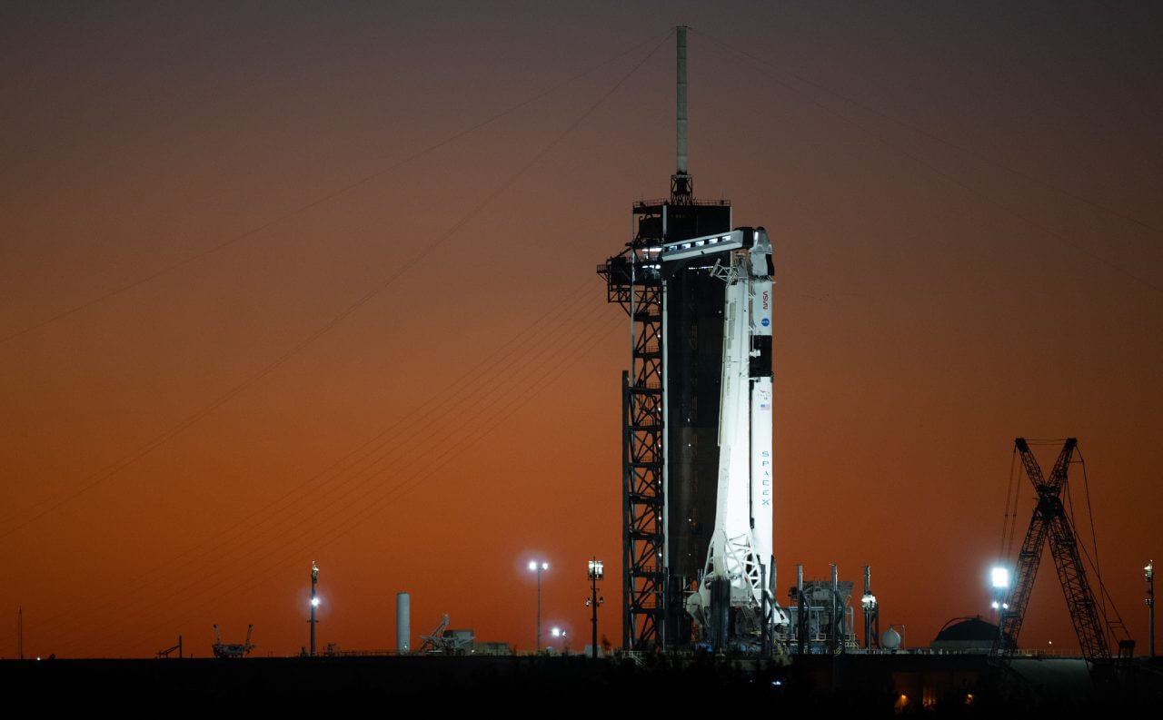 【▲ ケネディ宇宙センター39A射点で打ち上げ準備が進められているスペースXの「ファルコン9」ロケット。現地時間2022年10月2日撮影（Credit: NASA/Joel Kowsky）】