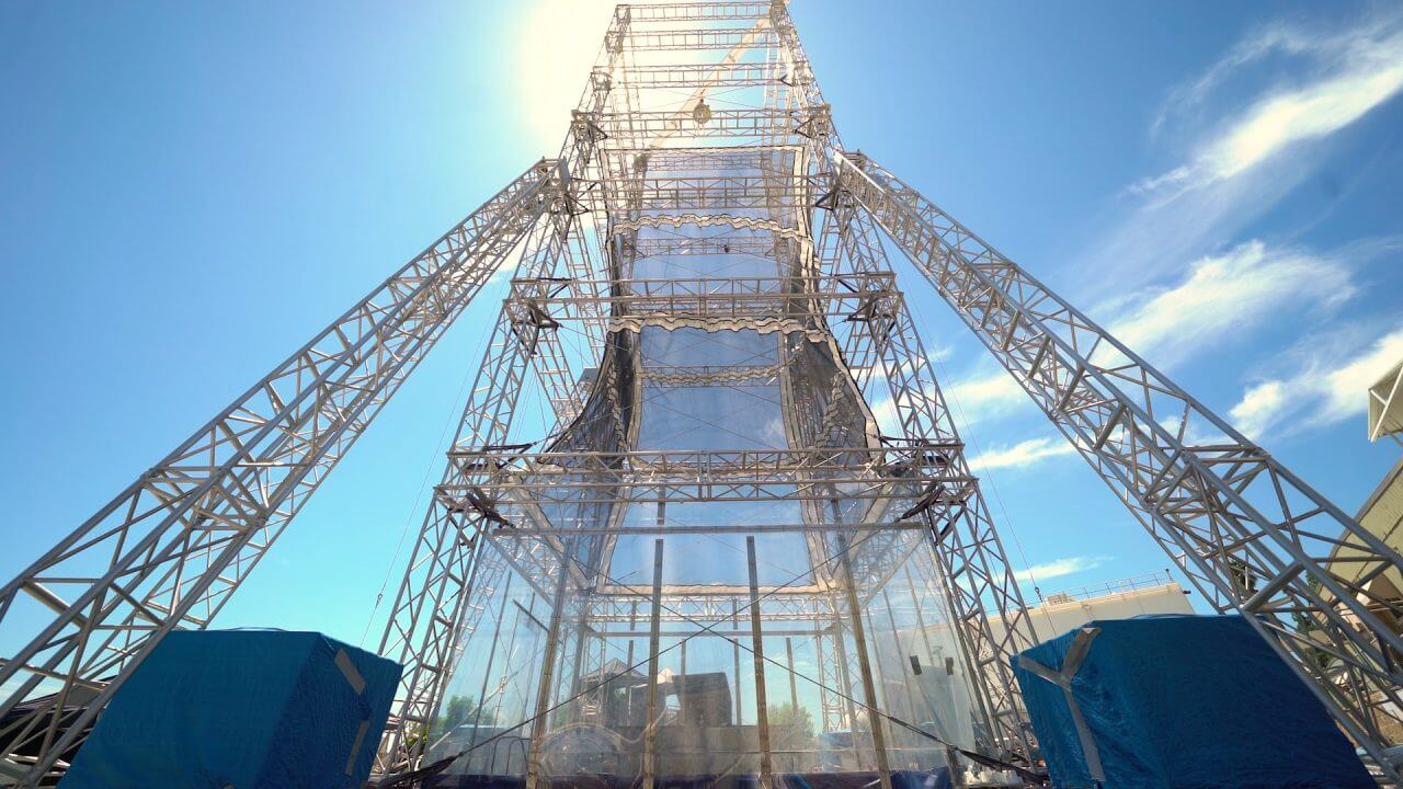 【▲ JPLの落下塔で吊り上げられたSHIELDの実物大試作品。鋼板が敷かれた地面へ時速177kmで衝突させる試験が行われた（Credit: NASA/JPL-Caltech）】