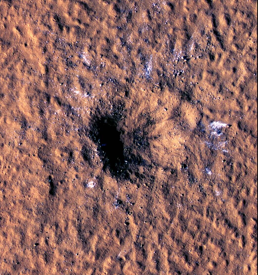 【▲ NASAの火星探査機マーズ・リコネサンス・オービター（MRO）によって撮影された火星の新しい衝突クレーター。形成にともなう地震波がSEISに検出されたものの1つで、直径約150m・深さ約21m（Credit: NASA/JPL-Caltech/University of Arizona）】