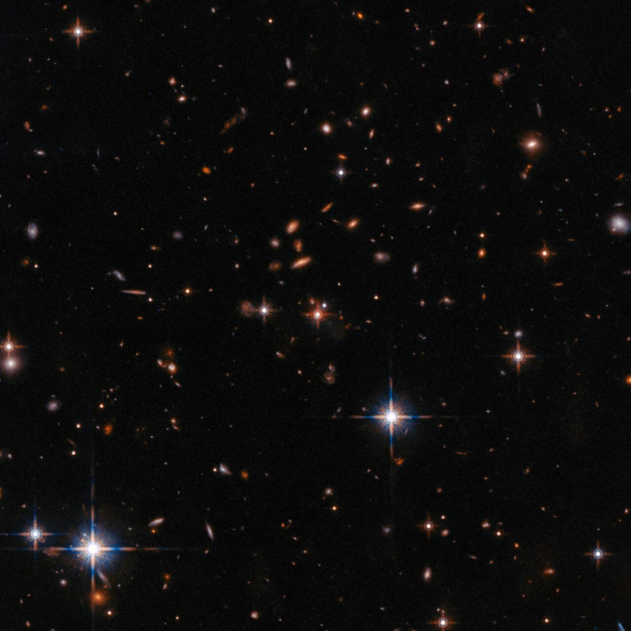 【▲ ハッブル宇宙望遠鏡が撮影したクエーサー「SDSS J165202.64+172852.3」周辺の様子（Credit: ESA/Hubble, NASA, N. Zakamska）】