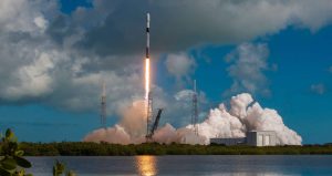 スペースX、インテルサットの通信衛星2機を打ち上げ　ファルコン9ロケット第1段機体は使い捨て