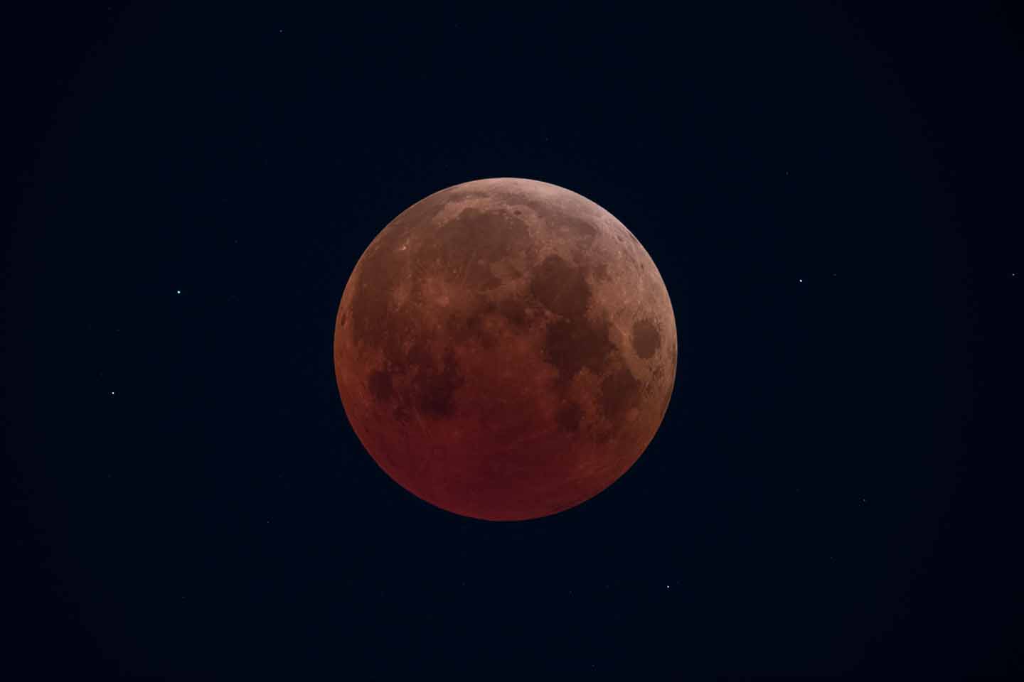 国立天文台が撮影した2022年11月8日の皆既月食と天王星食