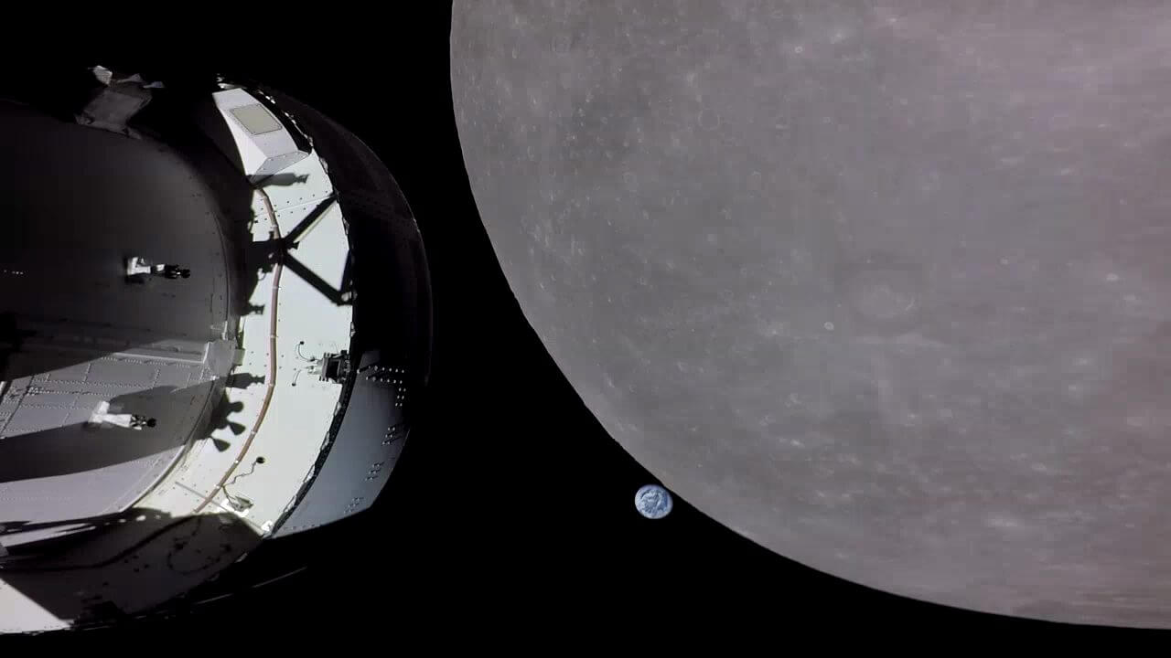 【▲ アルテミス1ミッション6日目にオリオン宇宙船のカメラで撮影された月と地球（Credit: NASA）】