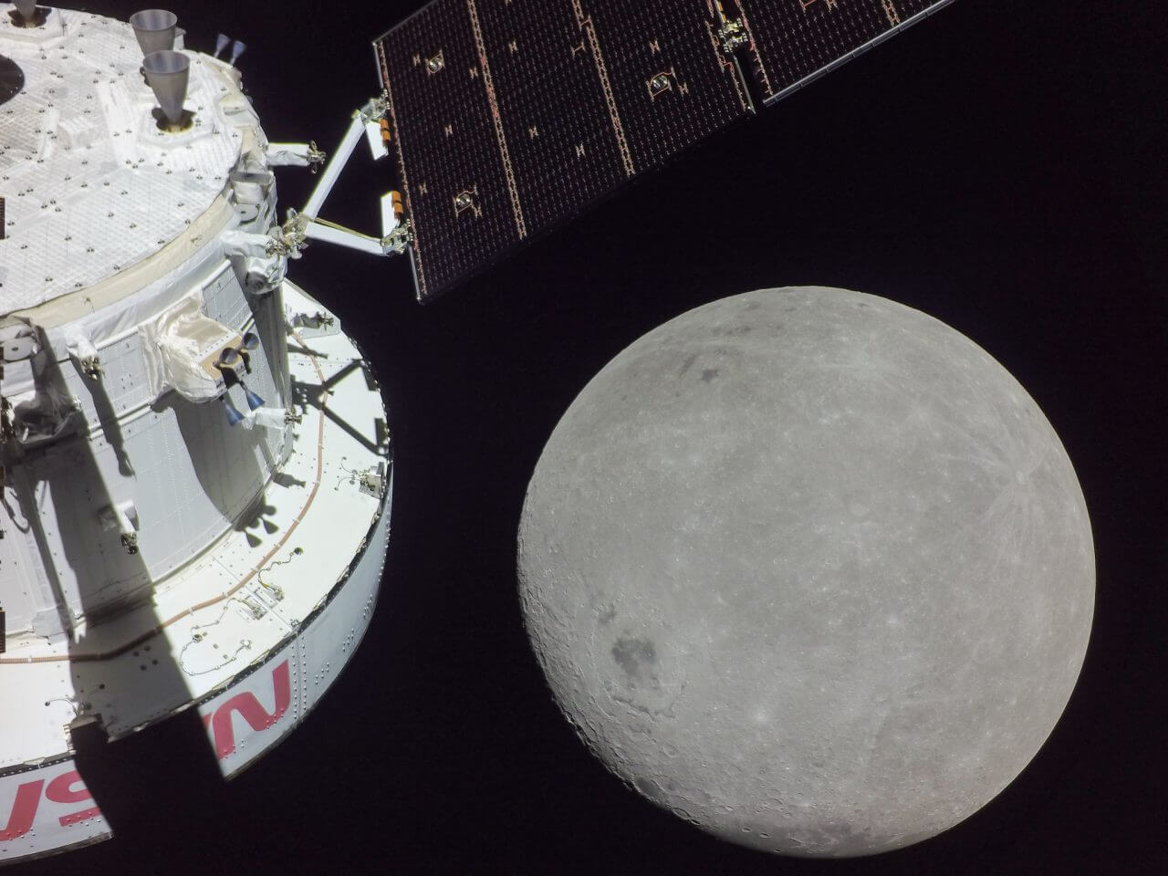 【▲ アルテミス1ミッション6日目にオリオン宇宙船の太陽電池アレイ先端に取り付けられているカメラで撮影された月の裏側（Credit: NASA）】