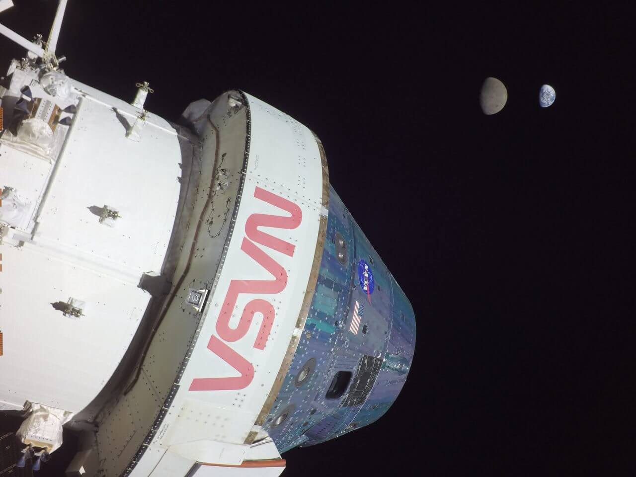 【▲ ミッション13日目（2022年11月28日）に撮影されたオリオン宇宙船のセルフィー。月と地球が写っている（Credit: NASA）】