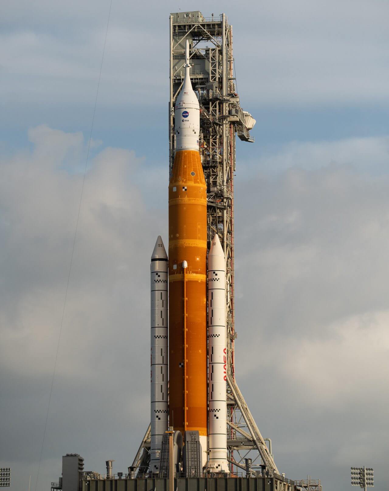 【▲ ケネディ宇宙センター39B射点に設置された新型ロケット「SLS」初号機。2022年11月8日撮影（Credit: NASA/Joel Kowsky）】