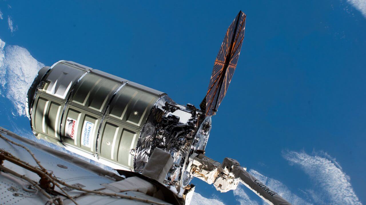 【▲ 国際宇宙ステーションのロボットアームに把持されたシグナス補給船運用18号機（Credit: NASA）】