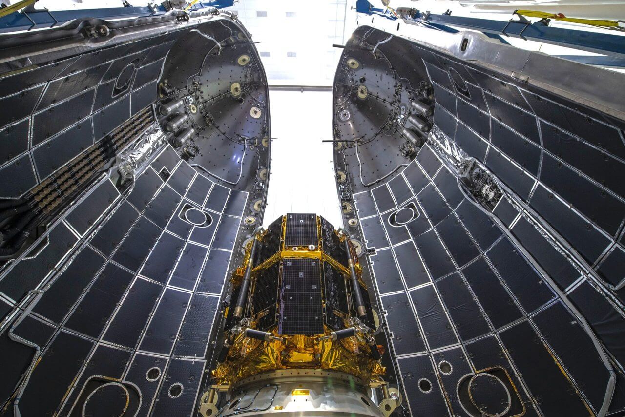 【▲ ファルコン9ロケットのフェアリングに格納される「HAKUTO-R」ミッション1の月着陸船（ランダー）（Credit: ispace）】