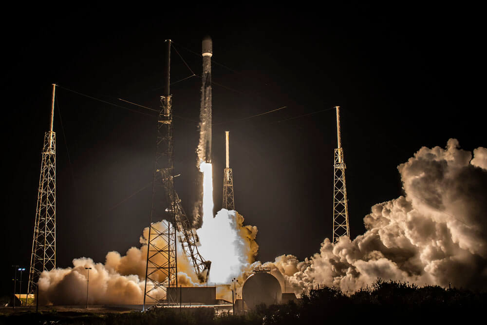 【▲ 通信衛星「Hotbird 13G」を搭載して打ち上げられた「ファルコン9」ロケット（Credit: SpaceX）】