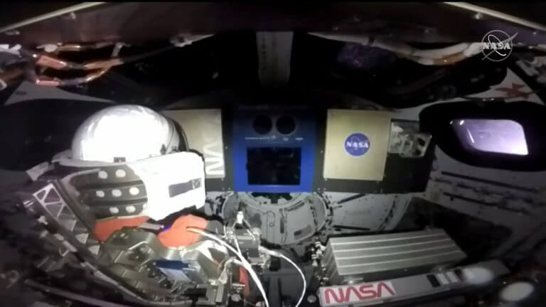 【▲ オリオン宇宙船の船内の様子。左の座席に座っているのがマネキンの「カンポス」（Credit: NASA）】