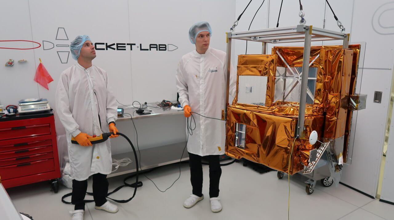 【▲ ロケットラボのクリーンルームで打ち上げ準備中の科学衛星「MATS」（Credit: Rocket Lab）】