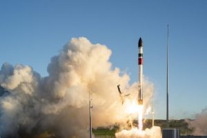 ロケットラボ、スウェーデンの科学衛星を打ち上げ。第1段機体の空中回収には至らず