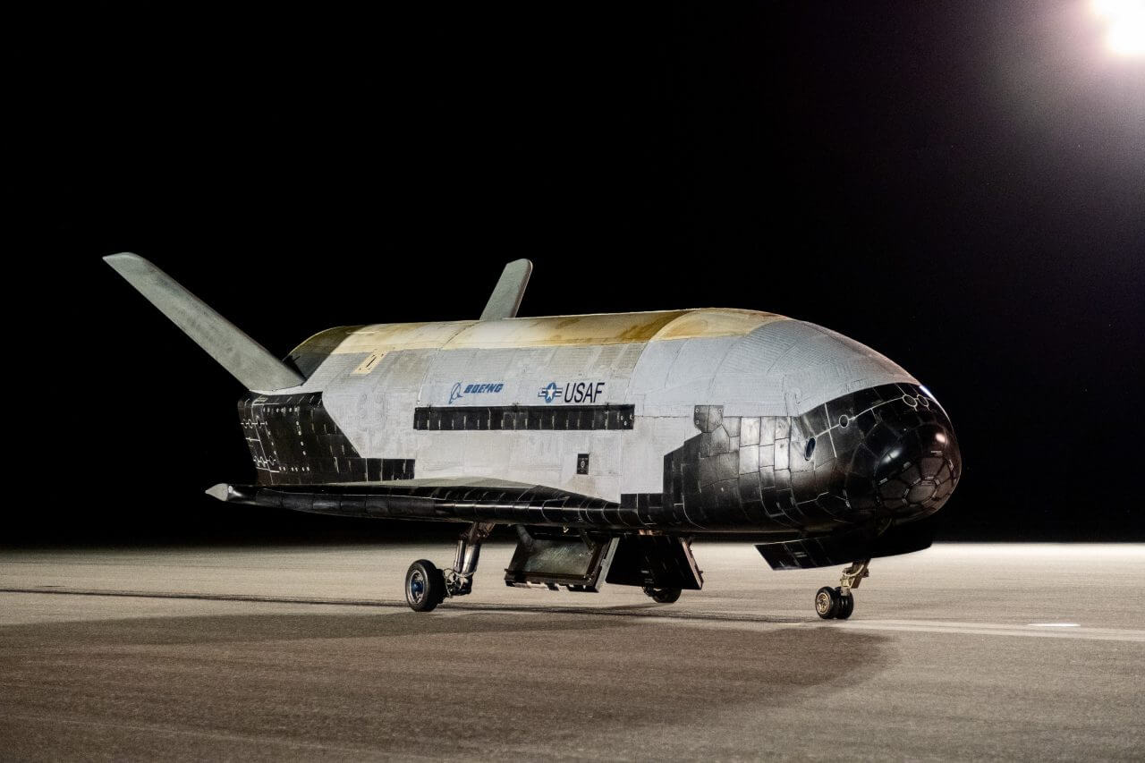 【▲ ケネディ宇宙センター打ち上げ着陸施設（LLF）に着陸した米宇宙軍の無人軌道試験機X-37B（Credit: Boeing / U.S. Space Force）】