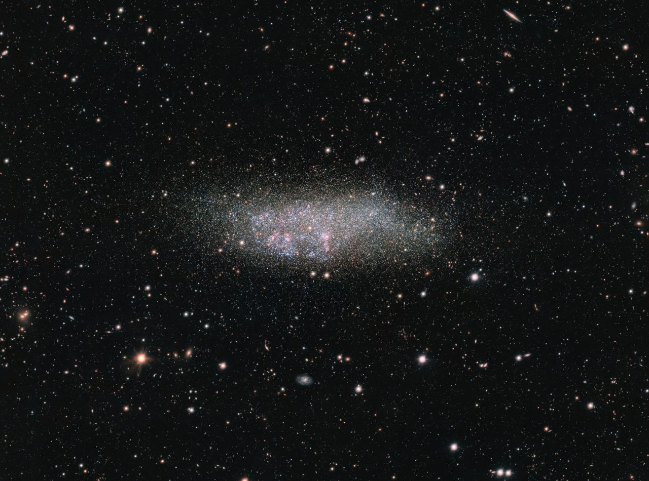 【▲ 参考画像：ヨーロッパ南天天文台（ESO）の超大型望遠鏡（VLT）で撮影された矮小銀河「ウォルフ・ルントマルク・メロッテ（WLM）」。ジェイムズ・ウェッブ宇宙望遠鏡で撮影された範囲は向かって左側の一部にあたる（Credit: ESO; Acknowledgement: VST/Omegacam Local Group Survey）】