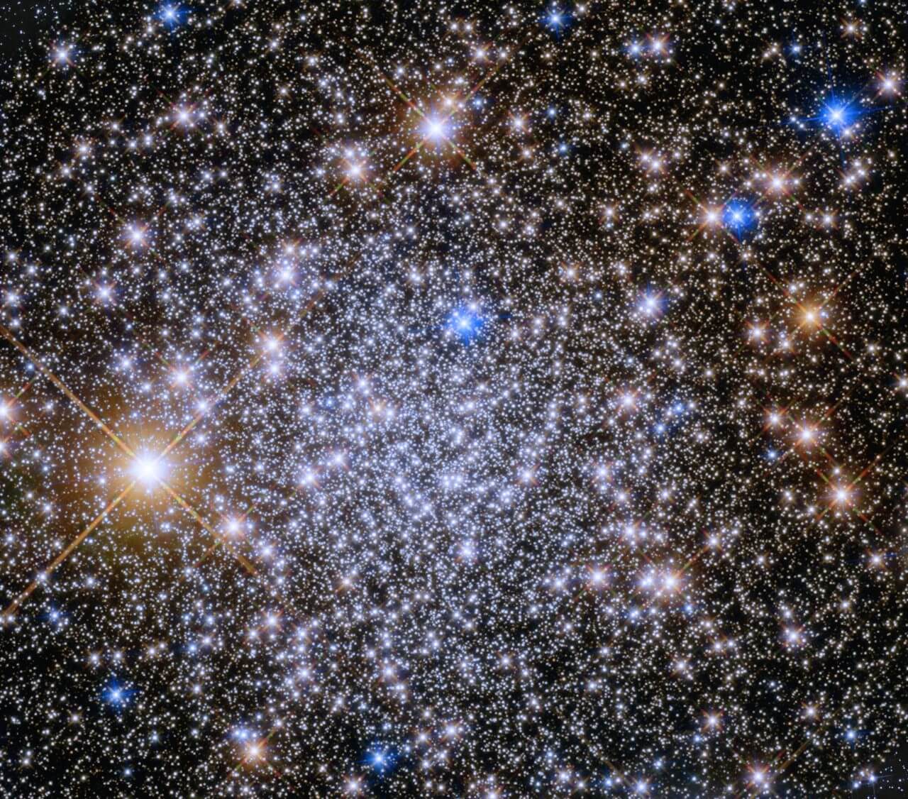 ハッブル宇宙望遠鏡が撮影した球状星団「ピスミス26」