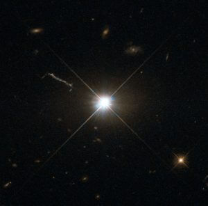 19億光年先のクエーサーから噴き出すジェットの最深部を捉えることに成功　アルマ望遠鏡など