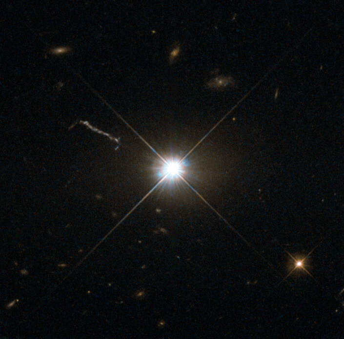 【▲ ハッブル宇宙望遠鏡が撮影したクエーサー「3C 273」。左上に噴出したジェットの一部が写っている（Credit: ESA/Hubble & NASA）】