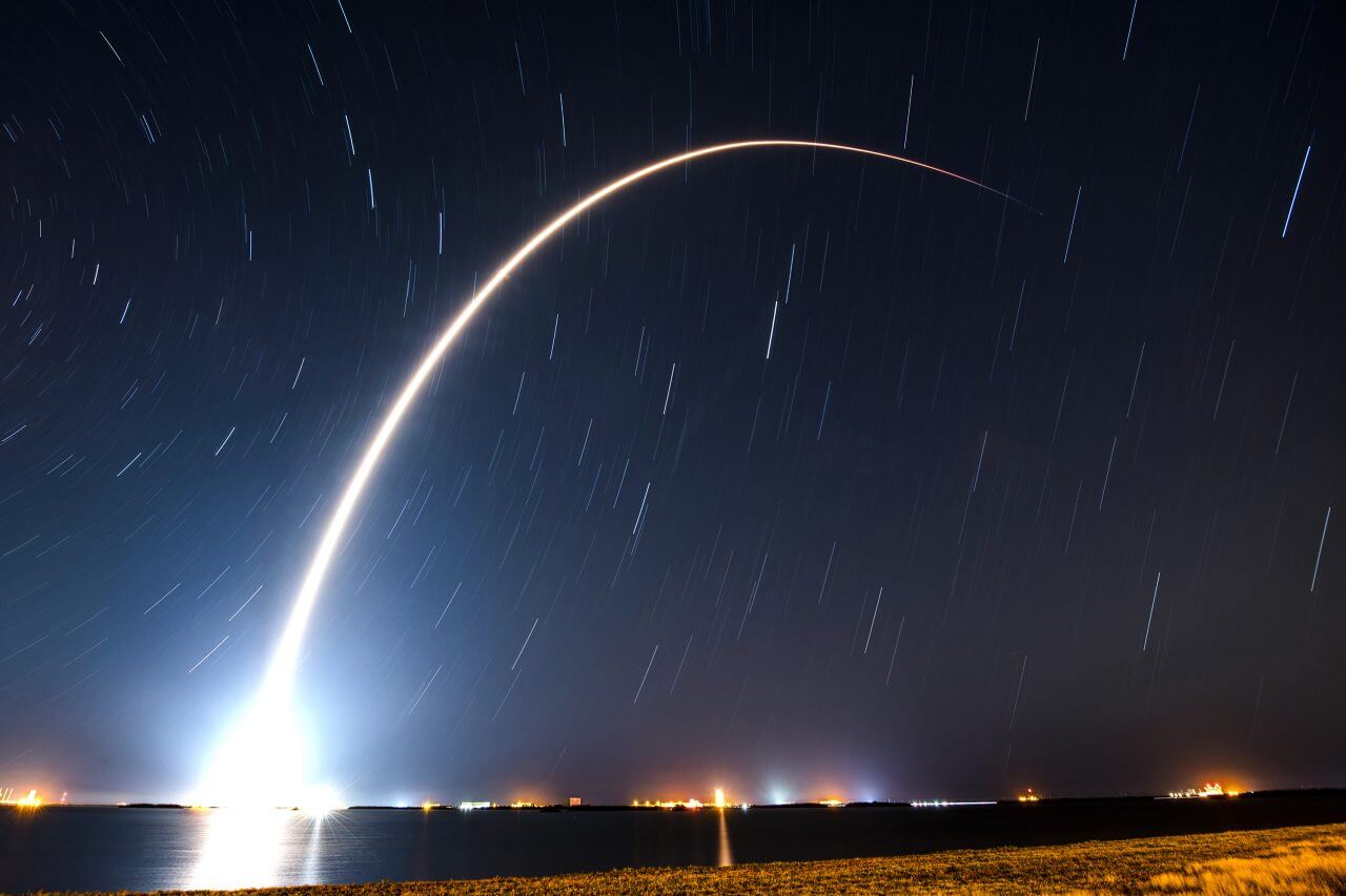 【▲ ファルコン9ロケットの軌跡（Credit: SpaceX）】